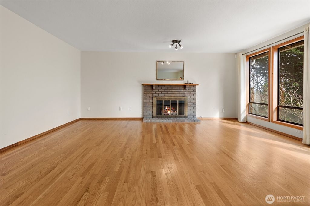 Photo of 8844 SE 37th Street, Mercer Island, WA 98040 (MLS # 2495294)