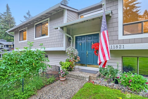 Photo of 11821 NE 102nd Place, Kirkland, WA 98033 (MLS # 2588040)