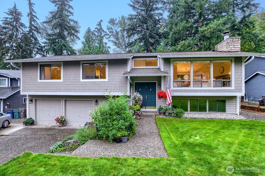 Photo of 11821 NE 102nd Place, Kirkland, WA 98033 (MLS # 2588040)