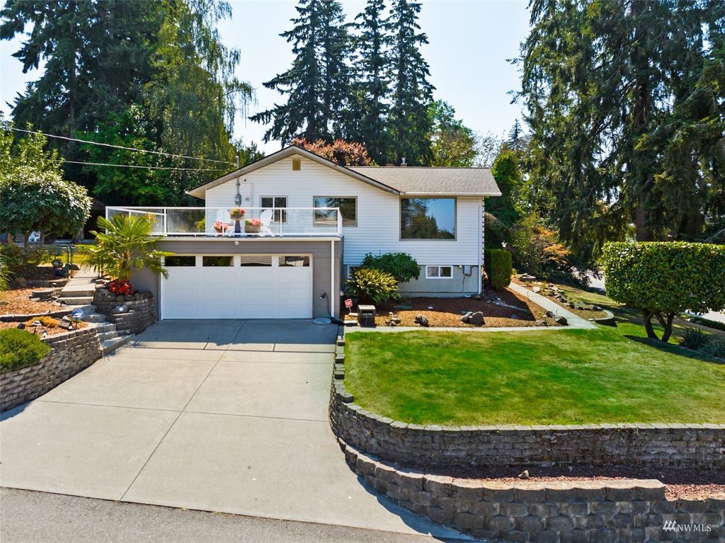 Photo of 30404 21st Avenue SW, Federal Way, WA 98023 (MLS # 1989484)