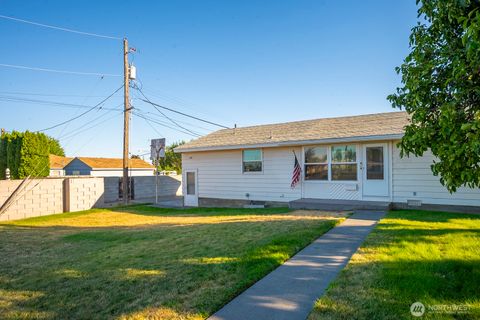 Photo of 420 11th Avenue SW, Ephrata, WA 98823 (MLS # 2416053)