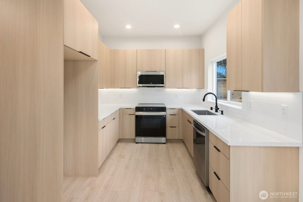 Photo of 910 S 138th Street #B, Burien, WA 98168 (MLS # 2472966)