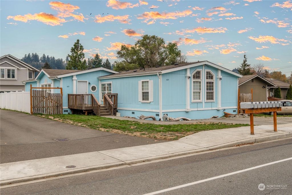 Photo of 425 Milwaukee Boulevard S, Algona, WA 98001 (MLS # 2019046)