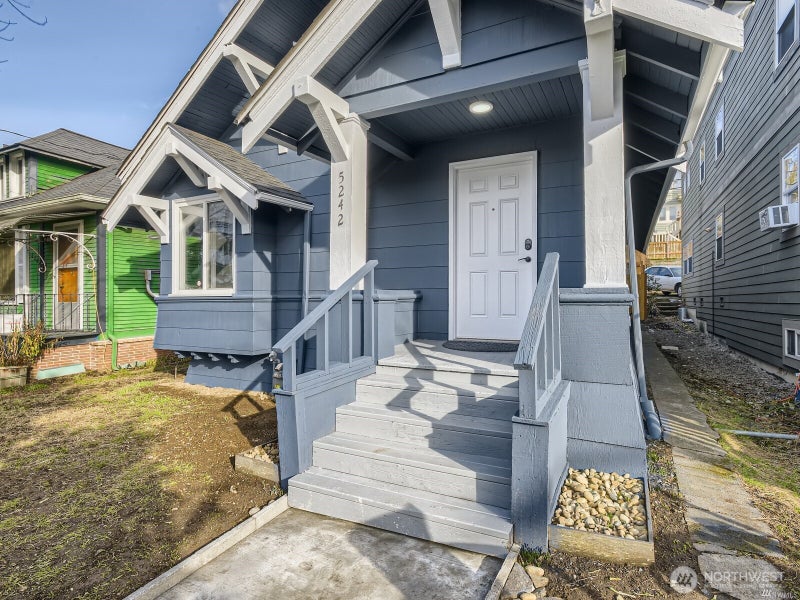 5242 11 Avenue NE