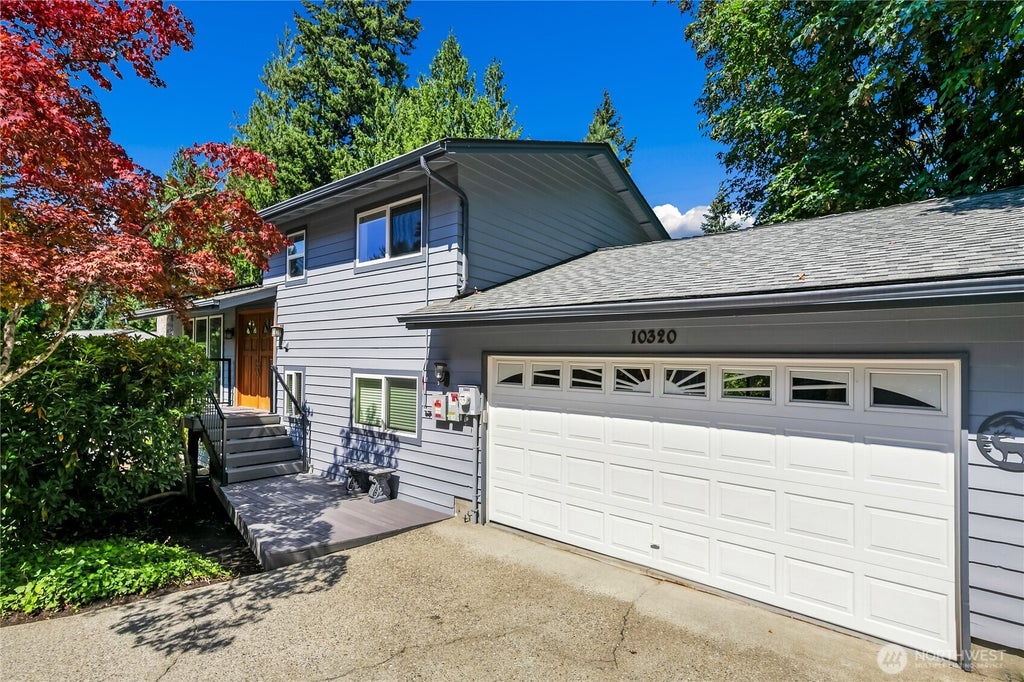 Photo of 10320 NE 123rd Place, Kirkland, WA 98034 (MLS # 2573919)