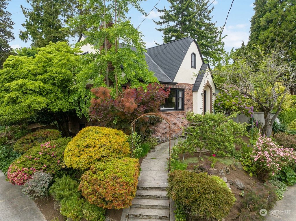 Photo of 6201 35th Avenue NE, Seattle, WA 98115 (MLS # 2075259)