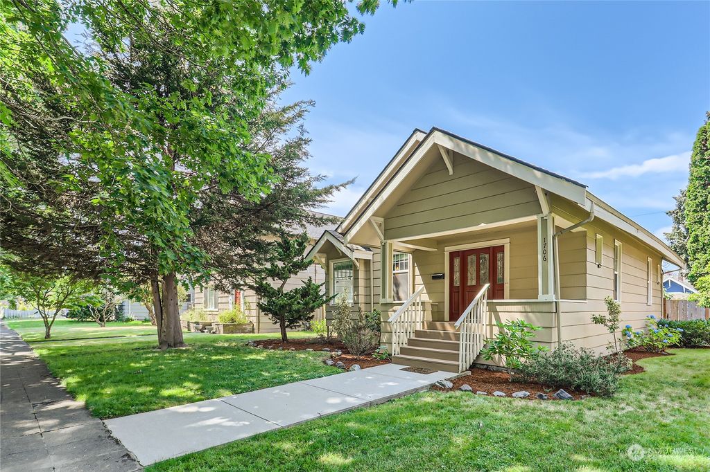Photo of 1706 Virginia Avenue, Everett, WA 98201 (MLS # 2137078)