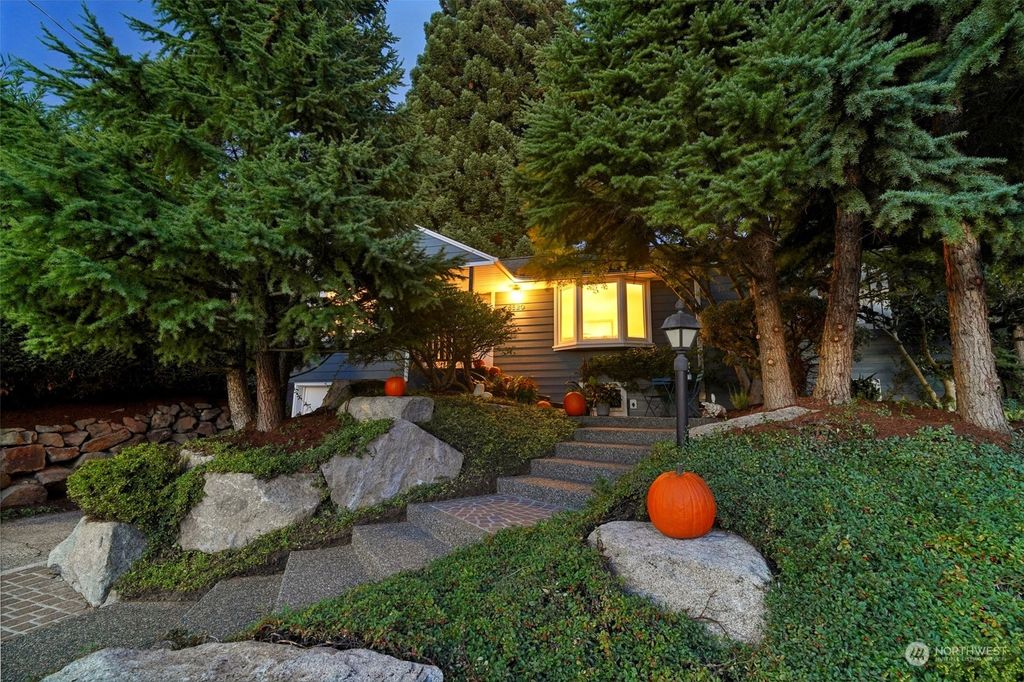 Photo of 6520 47th Avenue NE, Seattle, WA 98115 (MLS # 2291426)