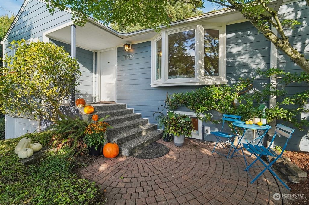Photo of 6520 47th Avenue NE, Seattle, WA 98115 (MLS # 2291426)