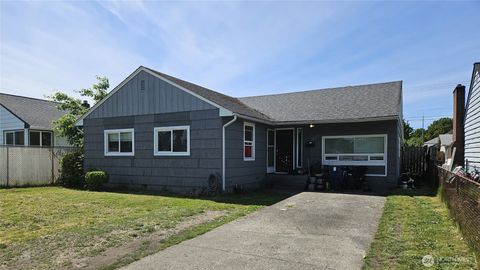 Photo of 947 19th Avenue, Longview, WA 98632 (MLS # 2380924)