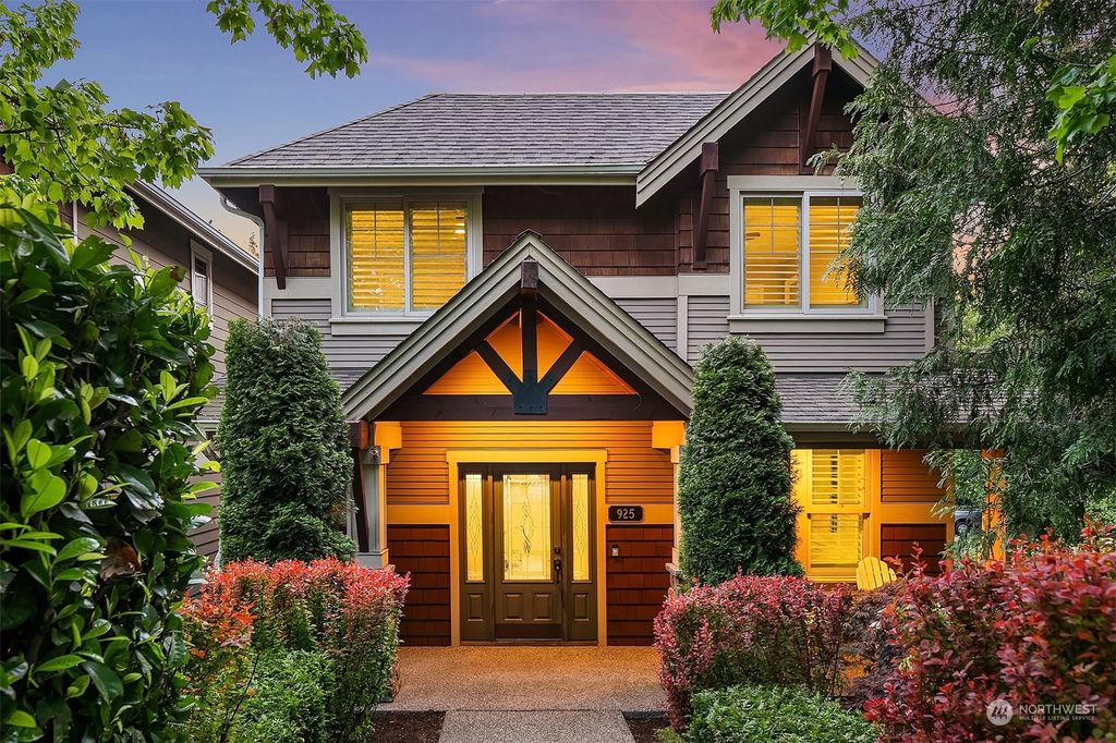 Photo of 925 State Street S, Kirkland, WA 98033 (MLS # 2241349)