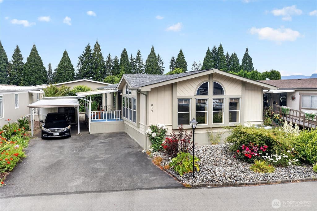 Photo of 819 Mountain Villa Loop, Enumclaw, WA 98022 (MLS # 2548860)