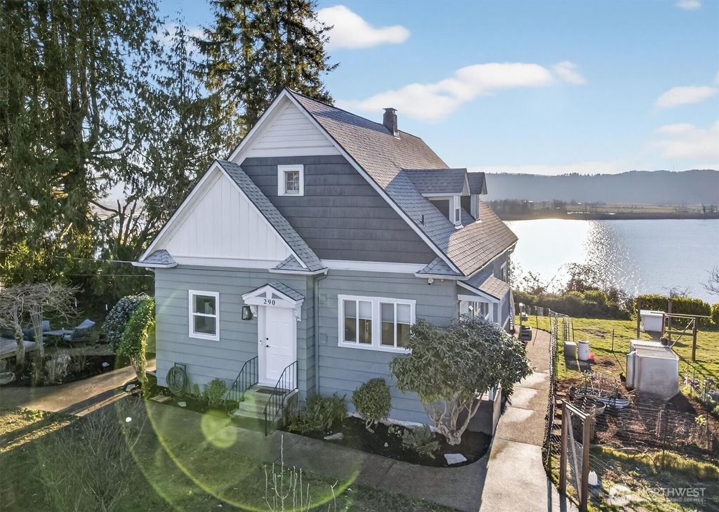 Photo of 290 Columbia Street, Cathlamet, WA 98612 (MLS # 2472097)