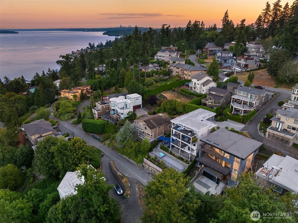 Photo of 11909 90th Avenue NE, Kirkland, WA 98034 (MLS # 2464525)