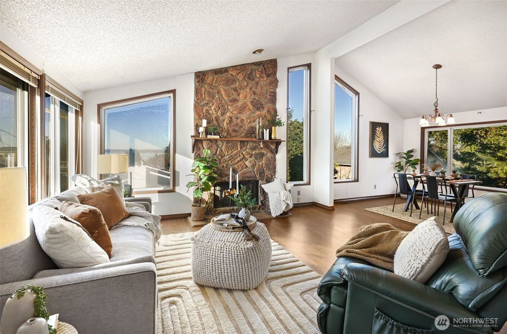 Photo of 2427 W Mukilteo Boulevard, Everett, WA 98203 (MLS # 2330551)