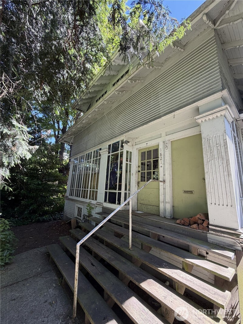 1821 E Howell Street