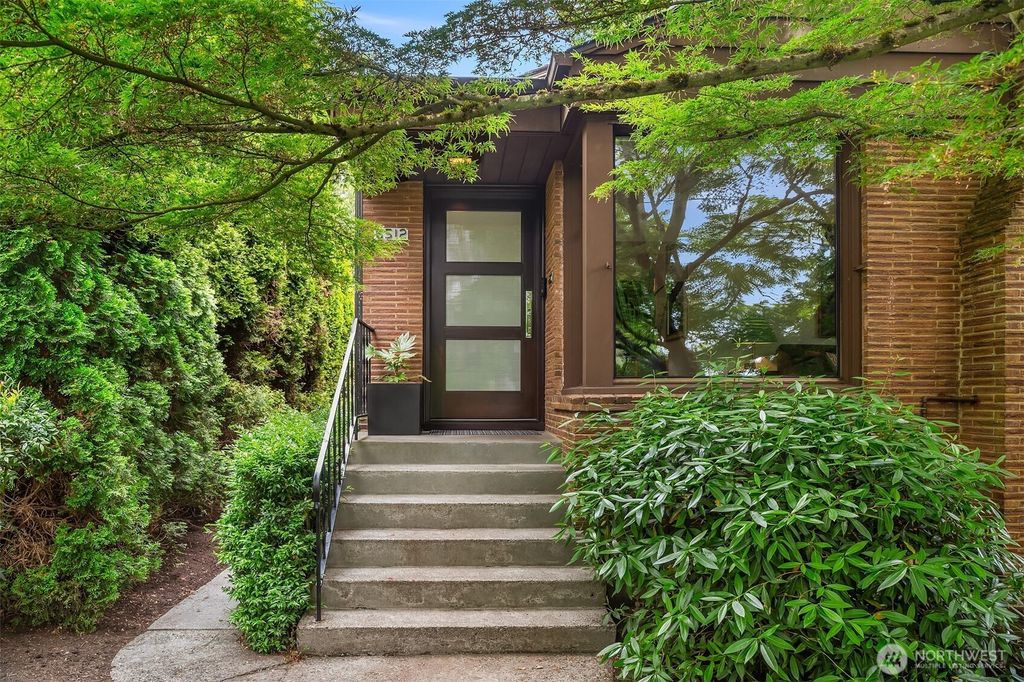 Photo of 6512 44th Avenue NE, Seattle, WA 98115 (MLS # 2398920)