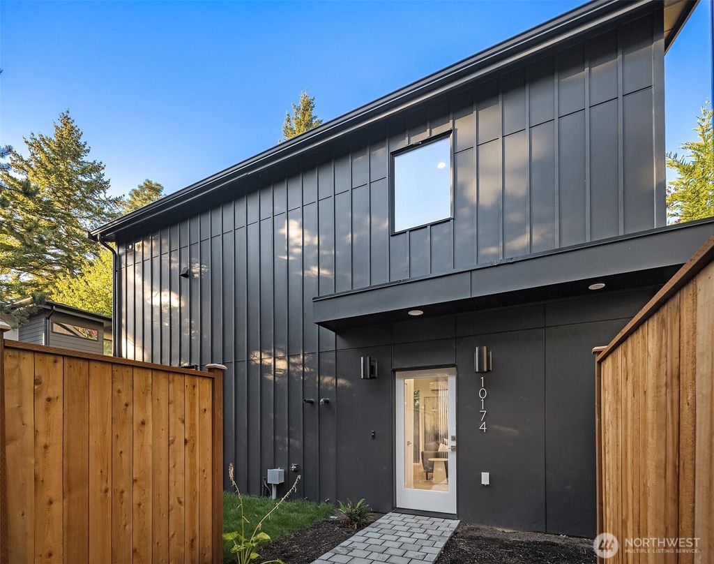 Photo of 10174 NE 113th Place, Kirkland, WA 98033 (MLS # 2446199)