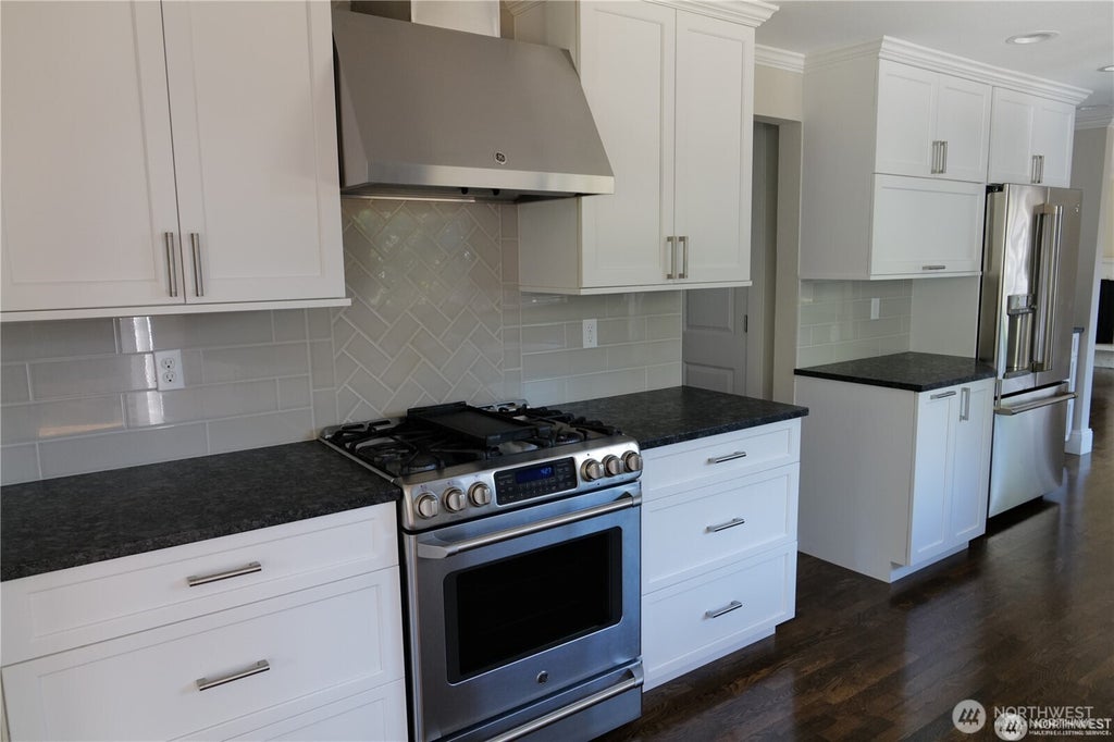 Photo of 11602 SE 49th Street, Bellevue, WA 98006 (MLS # 2591287)