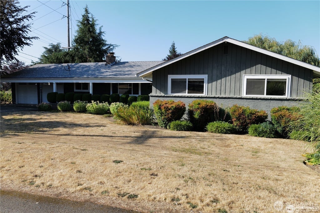 Photo of 11602 SE 49th Street, Bellevue, WA 98006 (MLS # 2591287)
