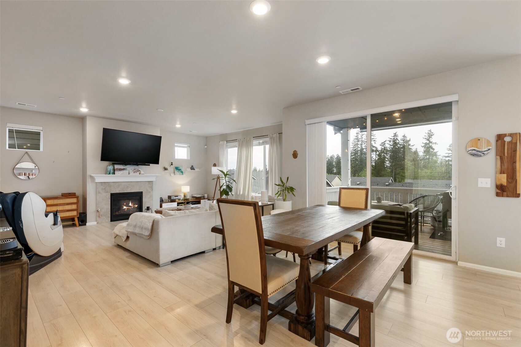 962 Thrush Court SE