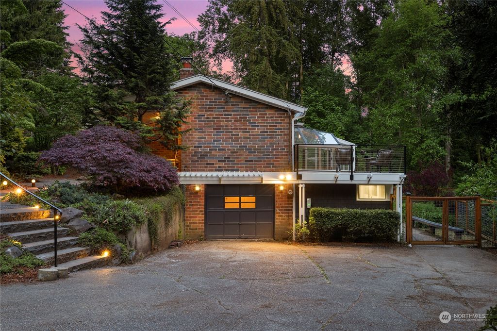 Photo of 1515 NE 105th Street, Seattle, WA 98125 (MLS # 2240817)