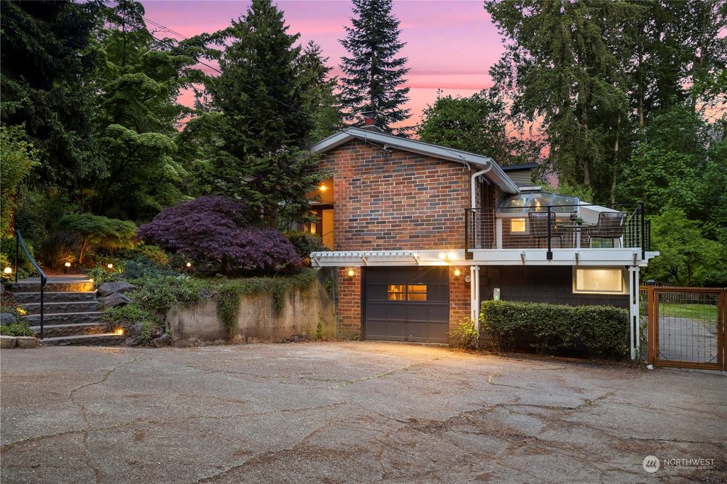 Photo of 1515 NE 105th Street, Seattle, WA 98125 (MLS # 2240817)