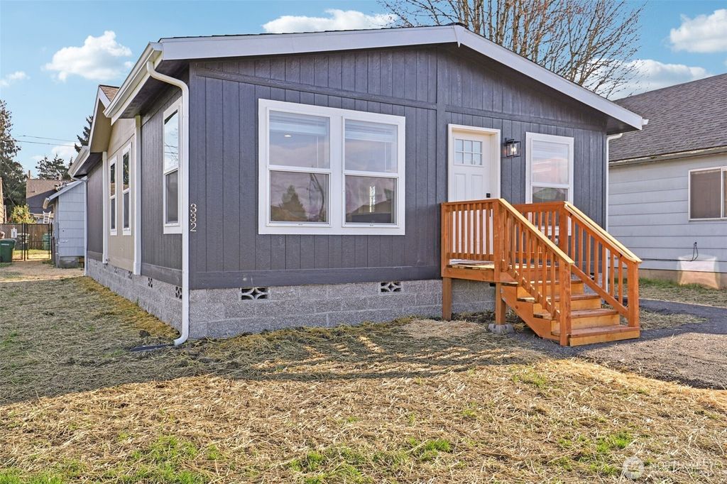 Photo of 332 23rd Avenue, Longview, WA 98632 (MLS # 2475501)