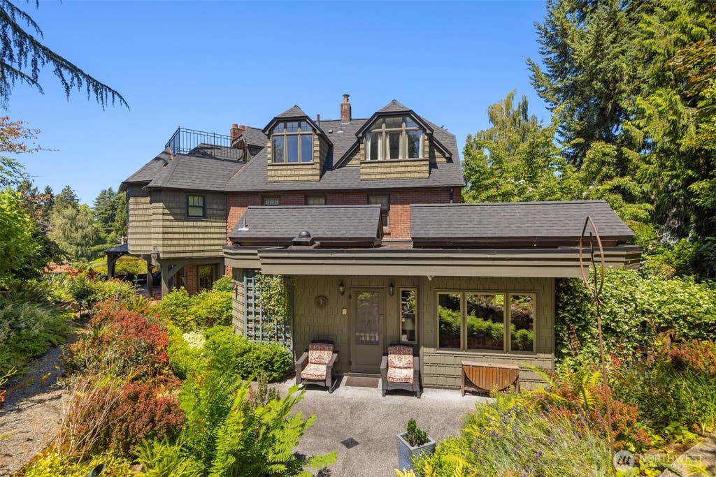 Photo of 3333 43rd Avenue NE, Seattle, WA 98105 (MLS # 2543495)