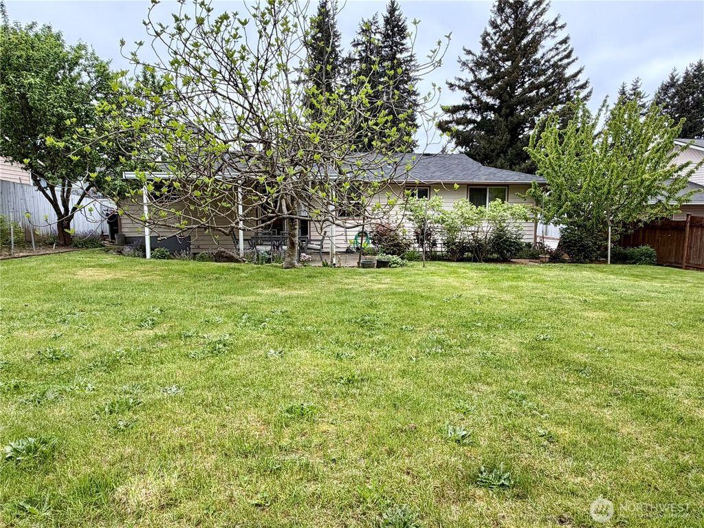 Photo of 13029 SE 206 Place, Kent, WA 98031 (MLS # 2519637)