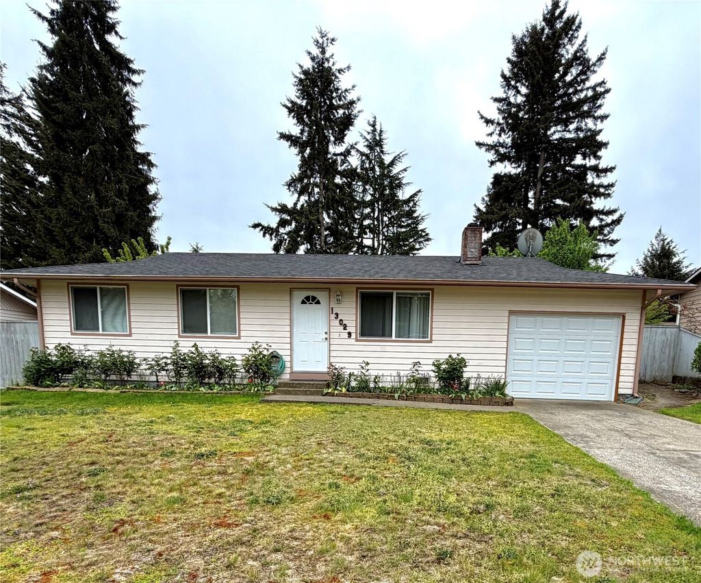 Photo of 13029 SE 206 Place, Kent, WA 98031 (MLS # 2519637)