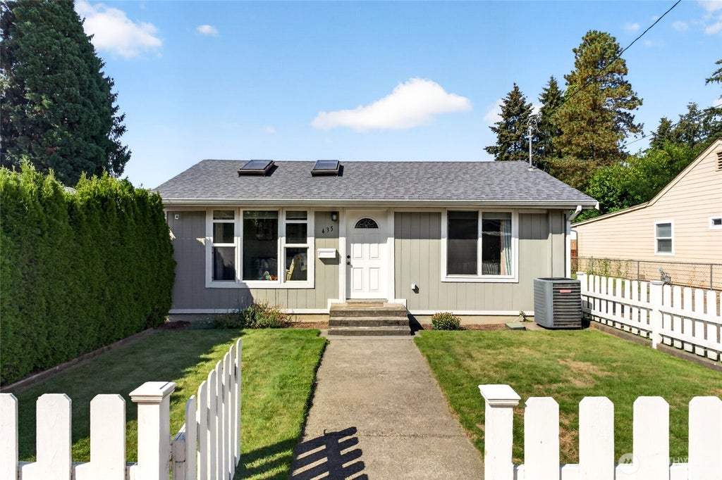 Photo of 435 Harrison Street, Sumner, WA 98390 (MLS # 2576494)