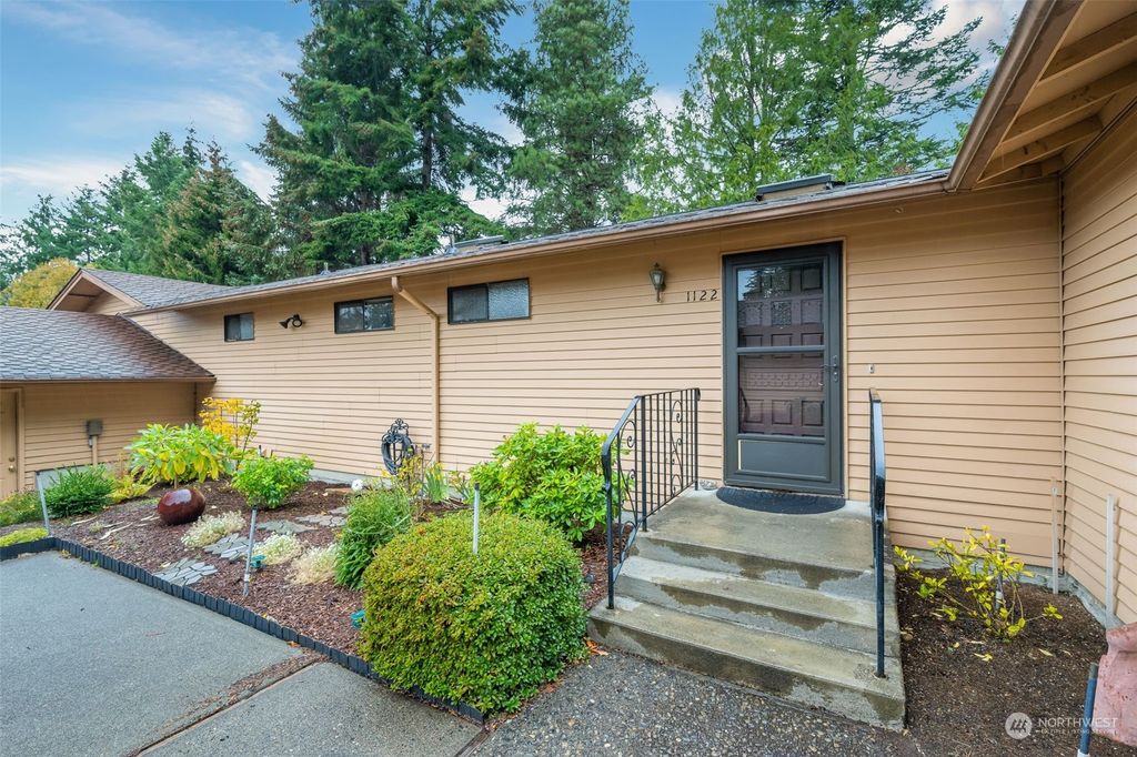 Photo of 1122 S 249th Place, Des Moines, WA 98198 (MLS # 2325044)