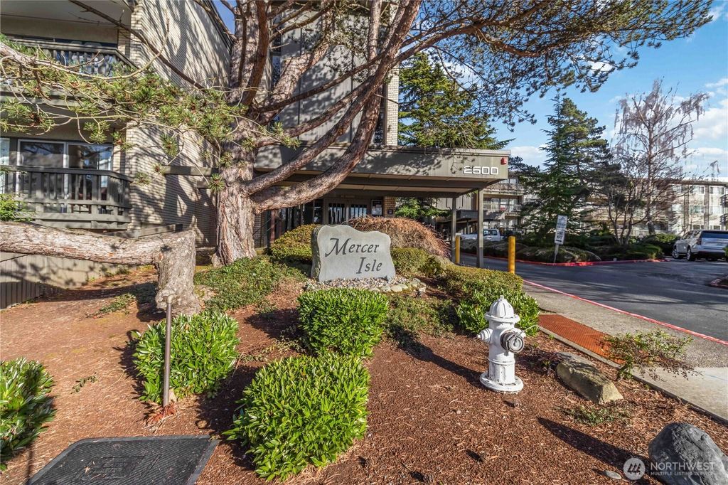 Photo of 2500 81st Ave SE Ave #319, Mercer Island, WA 98040 (MLS # 2488082)
