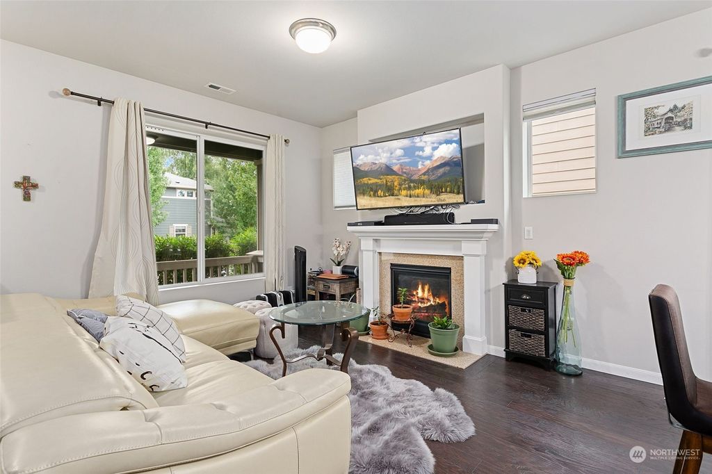 Photo of 907 207th Street SW, Lynnwood, WA 98036 (MLS # 2160976)