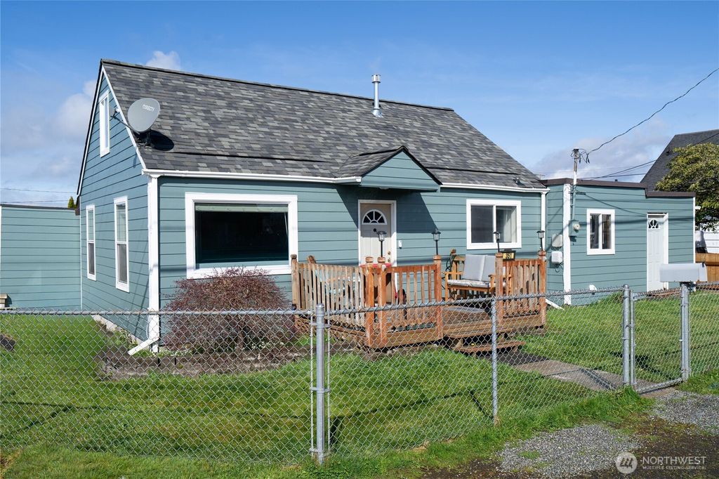 Photo of 351 N Jeffries Street, Aberdeen, WA 98520 (MLS # 2507009)