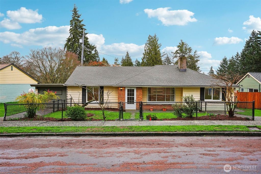 Photo of 15314 Interlake Avenue N, Shoreline, WA 98133 (MLS # 2490653)