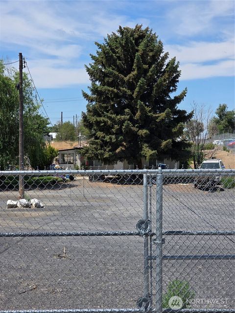 Photo of 4184 Stratford Road NE, Moses Lake, WA 98837 (MLS # 2550843)