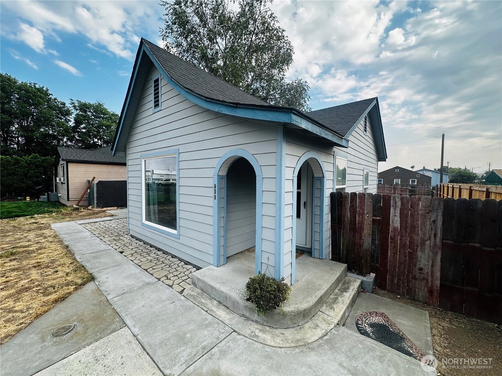 Photo of 260 SW 6th Avenue SW, Ephrata, WA 98837 (MLS # 2570428)