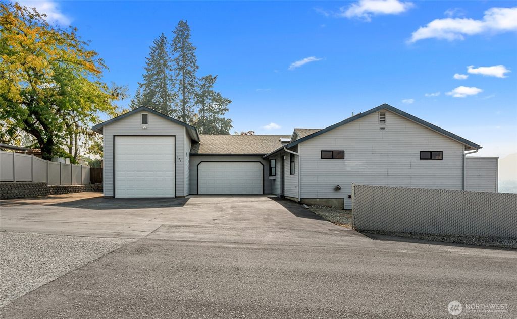 Photo of 326 Goldcrest Street, East Wenatchee, WA 98802 (MLS # 2441833)