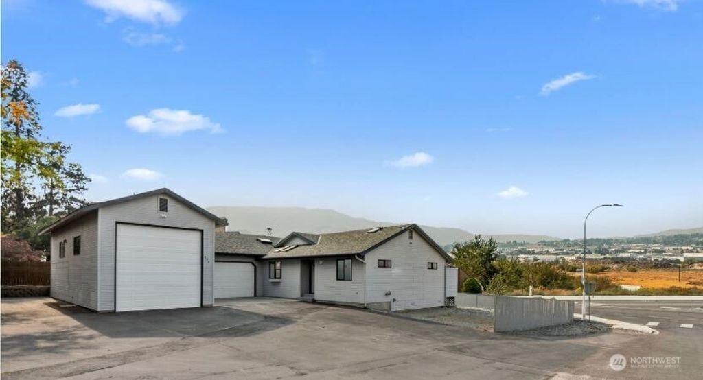 Photo of 326 Goldcrest Street, East Wenatchee, WA 98802 (MLS # 2441833)