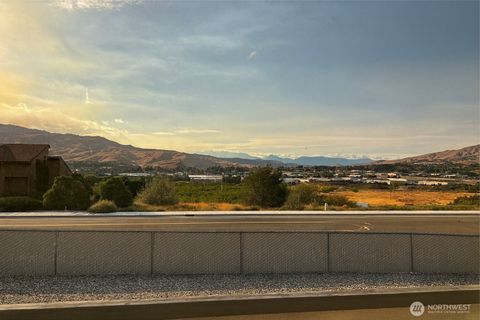 Photo of 326 Goldcrest Street, East Wenatchee, WA 98802 (MLS # 2441833)