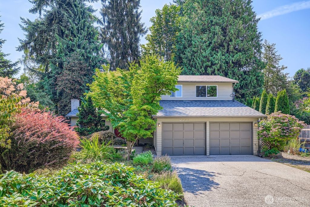 Photo of 6529 NE Arrowhead Drive, Kenmore, WA 98028 (MLS # 2416012)