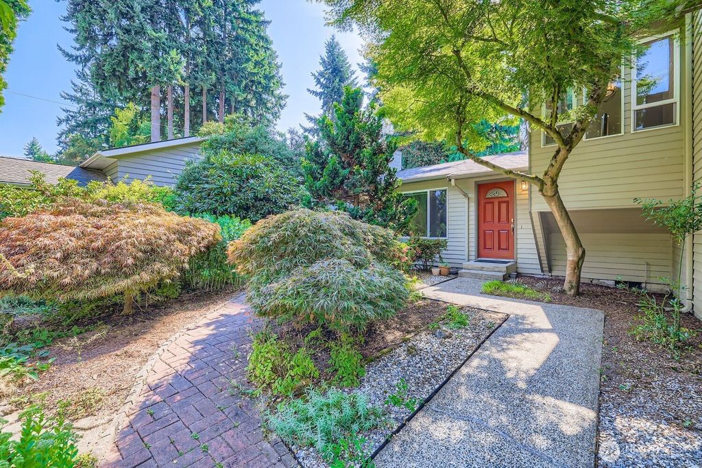 Photo of 6529 NE Arrowhead Drive, Kenmore, WA 98028 (MLS # 2416012)