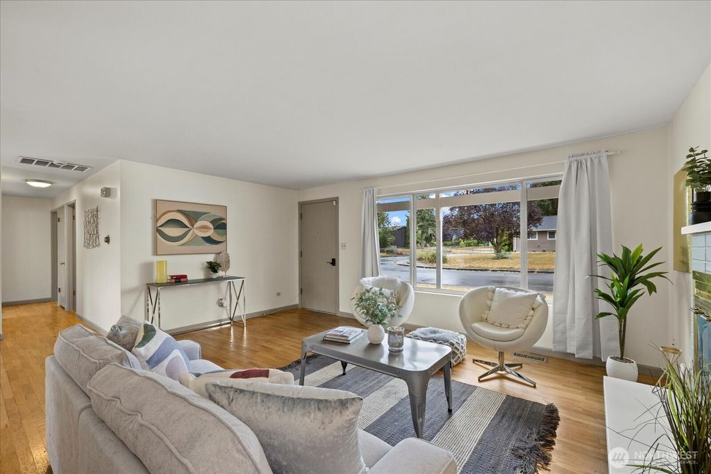 Photo of 16430 125th Avenue SE, Renton, WA 98058 (MLS # 2418276)