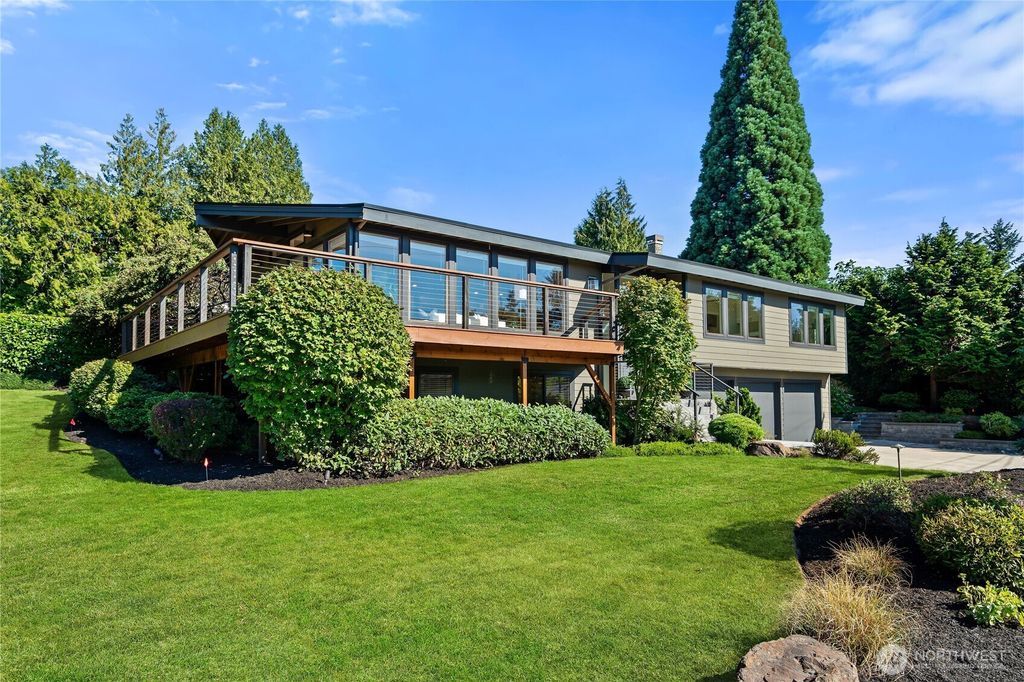 Photo of 2404 64th Avenue SE, Mercer Island, WA 98040 (MLS # 2423553)