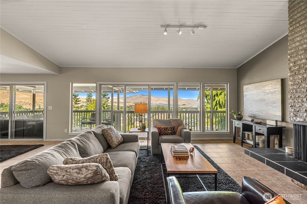 Photo of 1729 Canyon Crest Drive, Wenatchee, WA 98801 (MLS # 2587723)