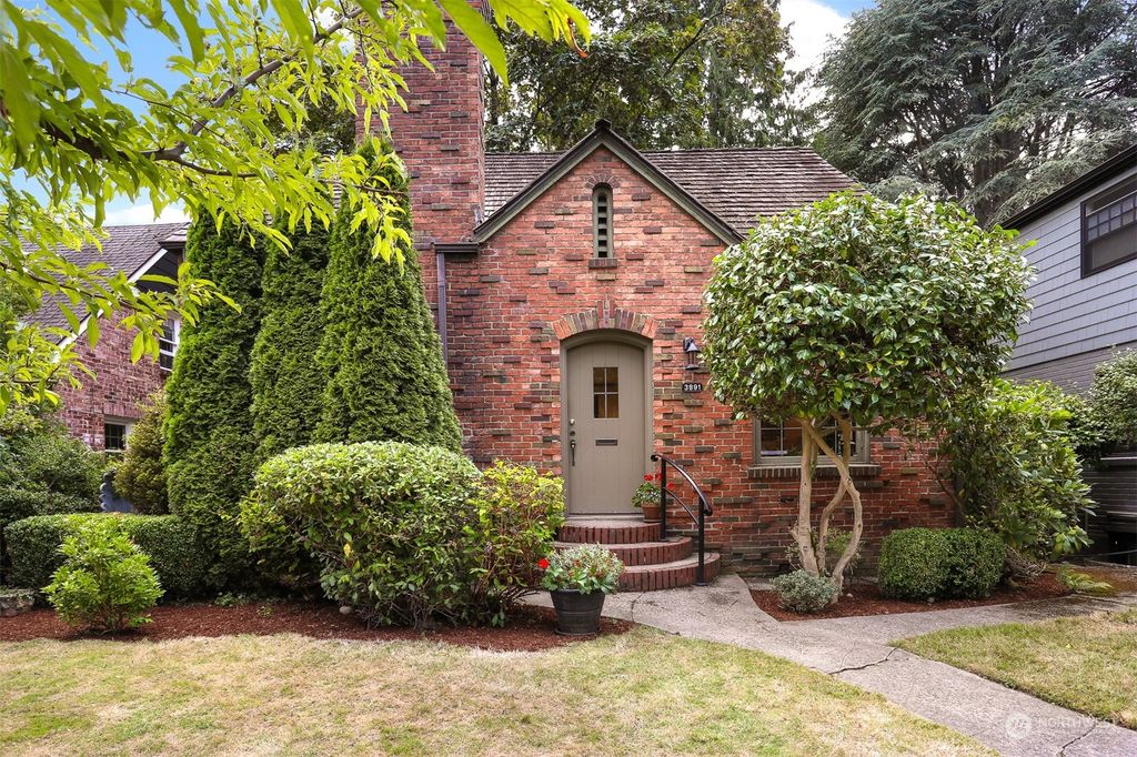 Photo of 3891 44th Avenue NE, Seattle, WA 98105 (MLS # 2280202)