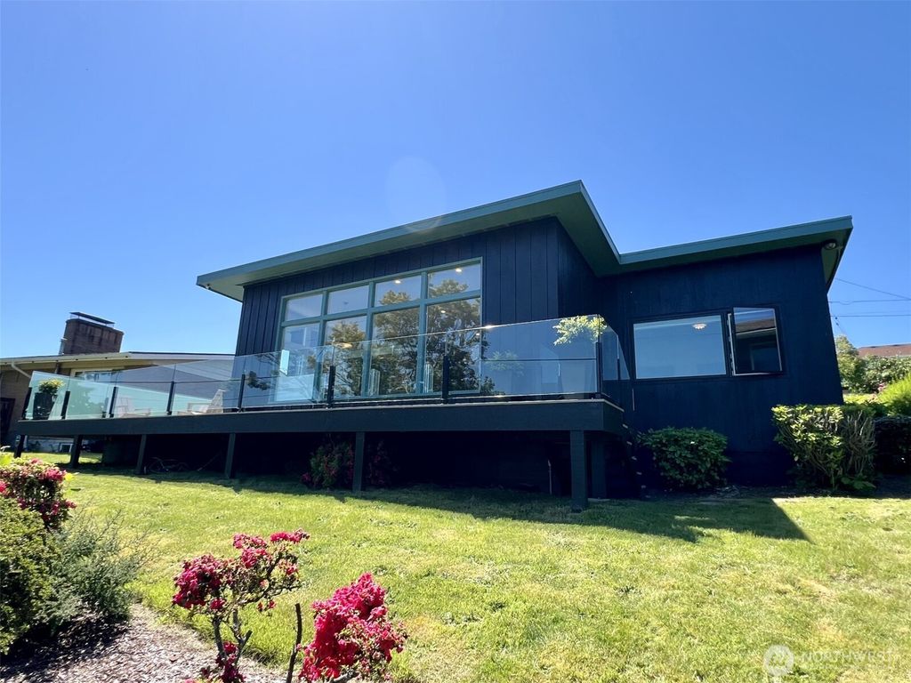 Photo of 10846 Garden Pl S Pl, Seattle, WA 98178 (MLS # 2387158)