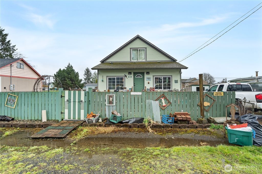 Photo of 219 E Curtis Street, Aberdeen, WA 98520 (MLS # 2461034)